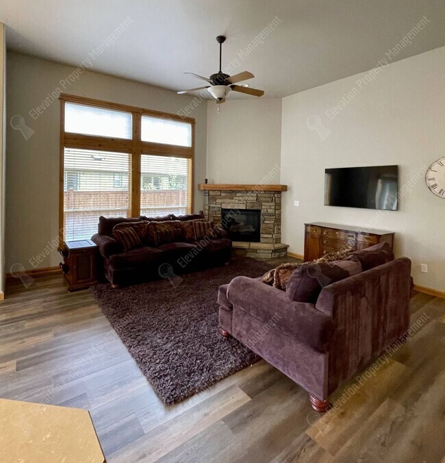 Building Photo - 3-BR mountain-style home in SE Bend