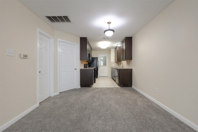 Building Photo - 11905 Algonquin Dr