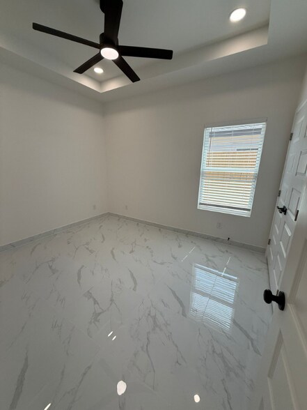 Building Photo - 1706 Violet Dr