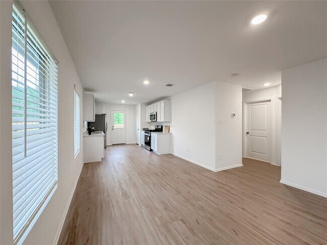 Building Photo - 1515 Las Cuevas Dr