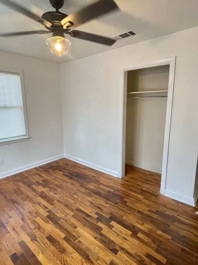 Building Photo - 2 Bed / 2 Bath with office space Home for Rent – Renovated Kitchen & Fenced Backyard