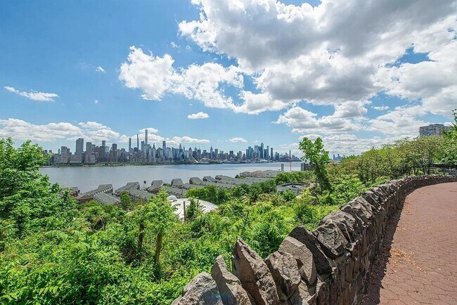 Building Photo - 6515 BLVD E