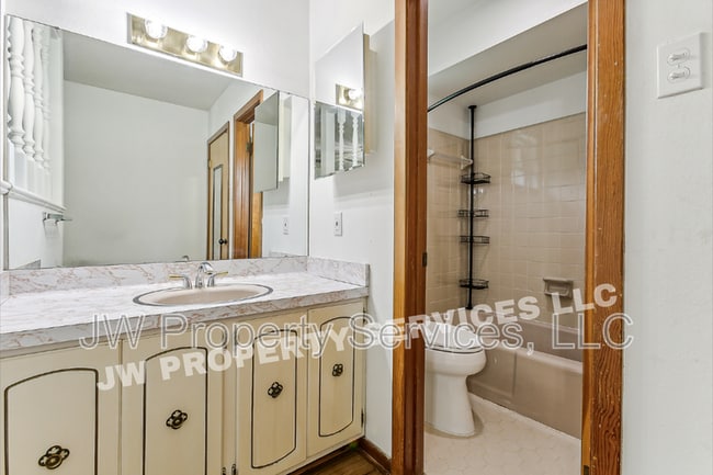 Building Photo - 2444 Somerset Dr