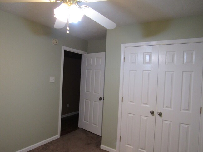 Building Photo - Contact Peggy 501 676 1758 Pets ok with approval