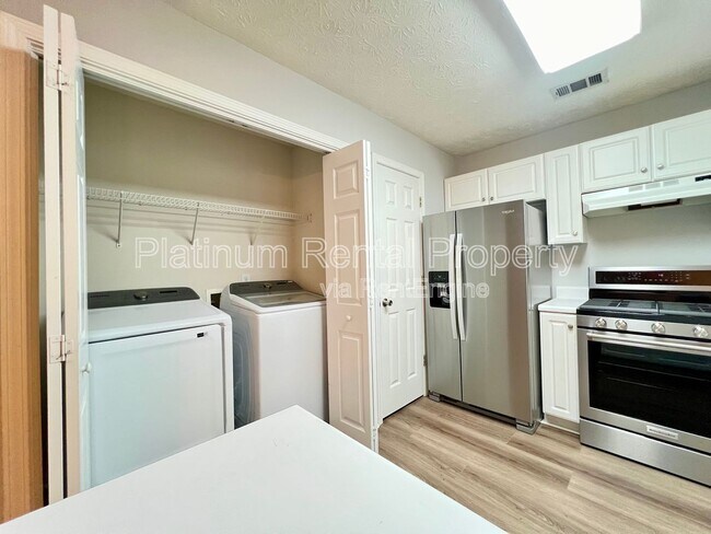 Building Photo - 725 Avening Ct
