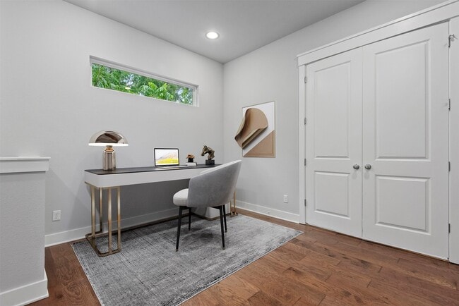 Building Photo - 909 Oak St