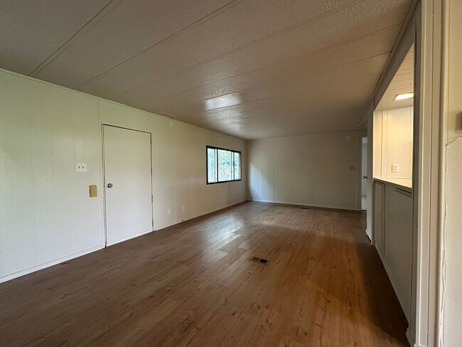 Building Photo - 3b, 2b, 1,100sq.ft. - Emmett -  right on payette river!
