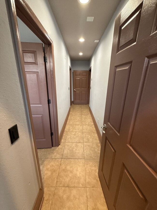 Building Photo - 2 bedroom/3 bath Townhome with extra room/...