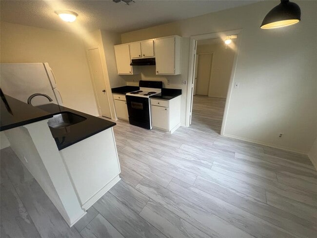 Building Photo - 807 Lloyd Ln