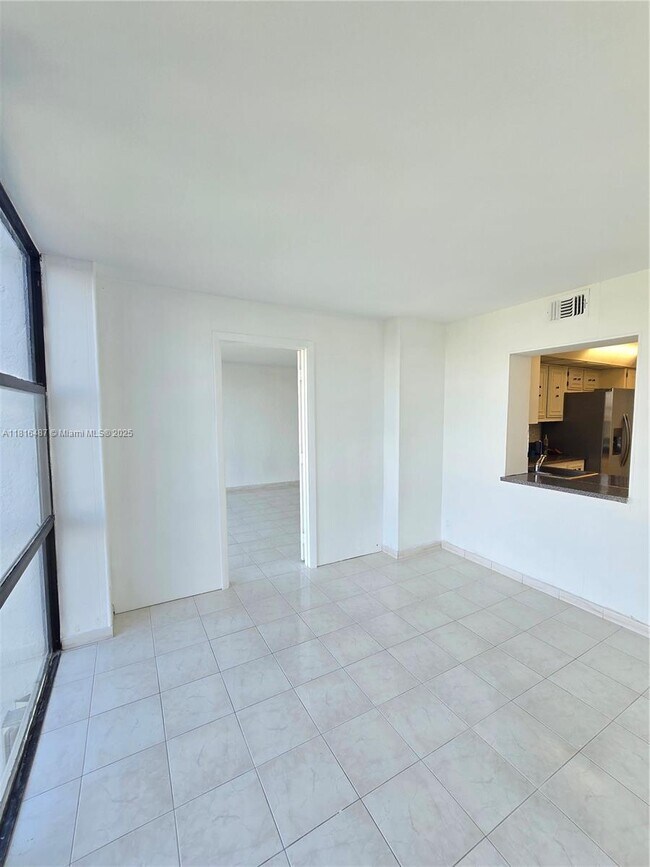 Building Photo - 1000 Parkview Dr