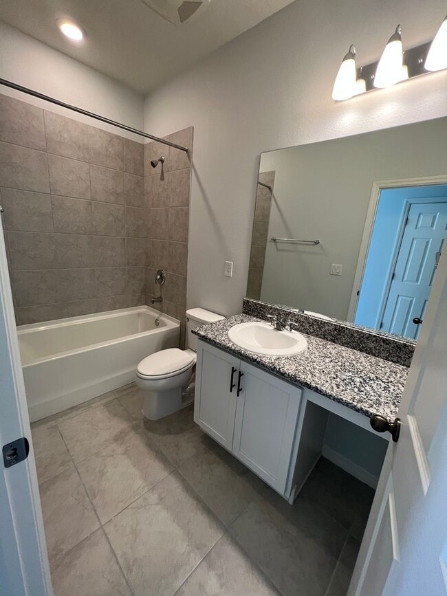 Building Photo - Beautiful 3 bedroom with den in Palmetto!