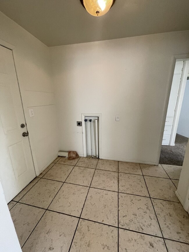 Building Photo - 2-Bedroom, 1 Bathroom Apartment Available ...