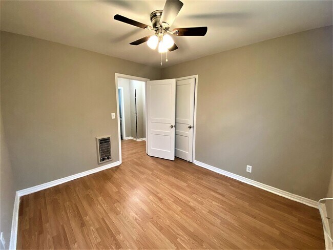 Building Photo - 982 Woody Hills Dr