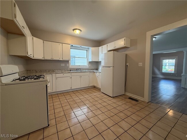 Building Photo - 3327 W 88th St