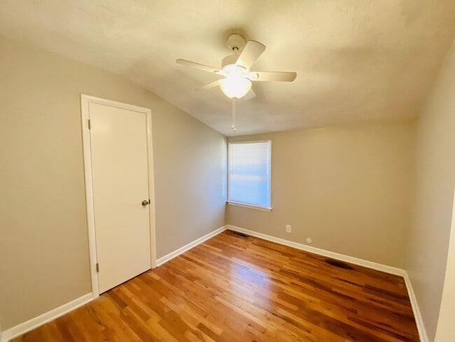 Building Photo - {11821} Desirable Shawnee Village Location + Hardwood Floors + Fenced Yard