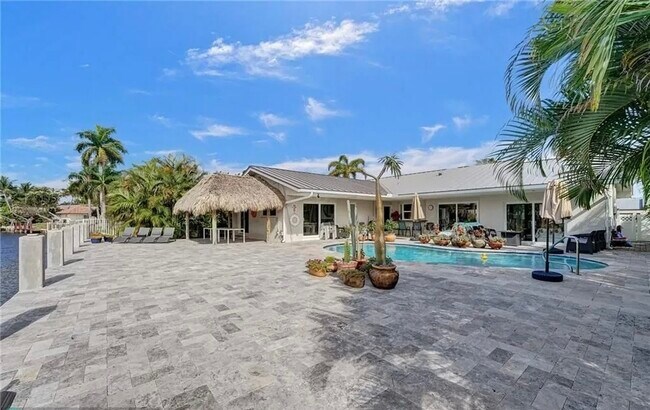 Building Photo - 2830 NE 55th St