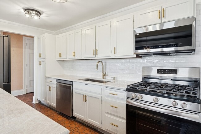 Building Photo - 5300 S Shore Dr