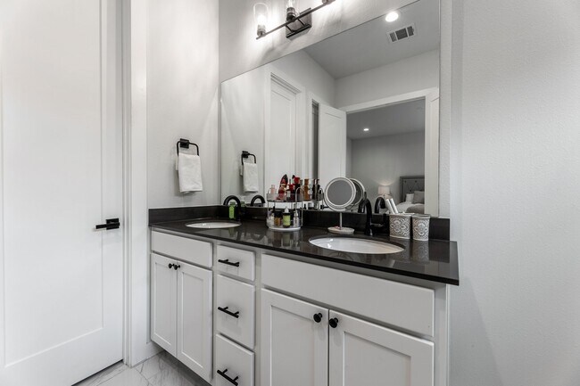 Building Photo - 5725 White Magnolia St.