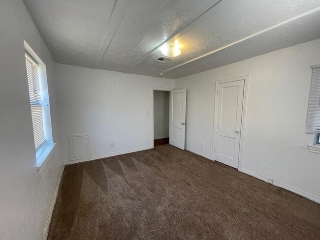 Building Photo - 1 Bedroom 1 Bathroom Duplex For Lease 8/4/...