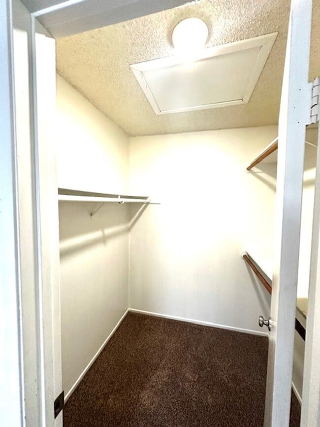 Building Photo - Charming 2+1 Condo