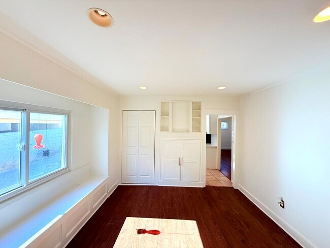 Building Photo - 4447 Lockwood Ave