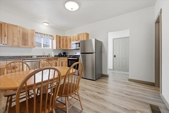 Building Photo - 203 6th Ave S