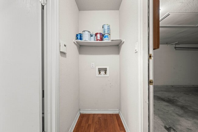 Building Photo - Available NOW!!!! This 3 bedroom, 2 bath, 2 car garage home has no carpet. All flooring is LVP an...