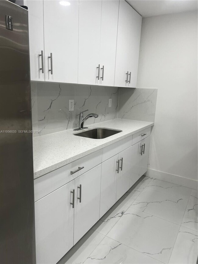 Building Photo - 9402 SW 77th Ave