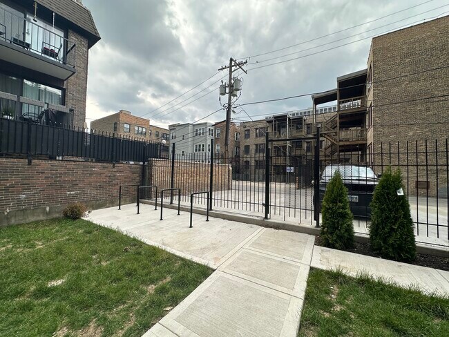 Building Photo - 4338 N Clarendon Ave