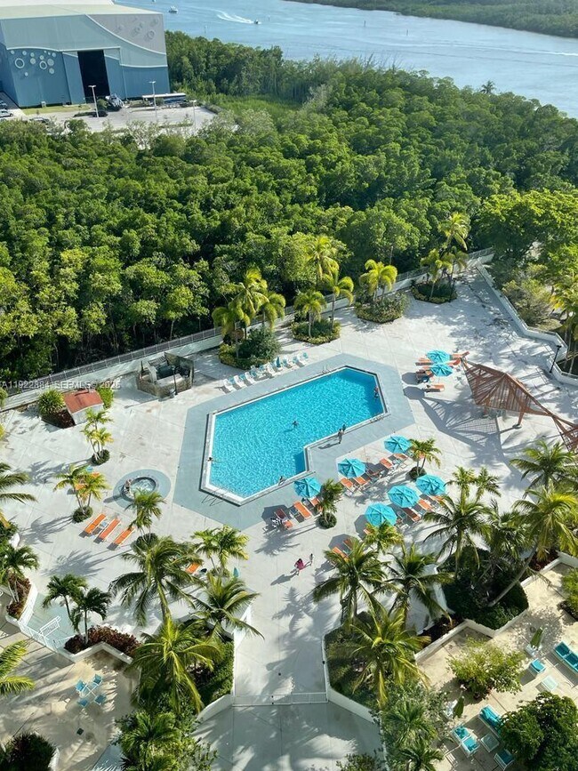 Building Photo - 100 Bayview Dr