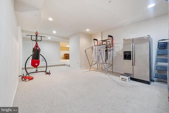 Building Photo - 15303 Glastonbury Way