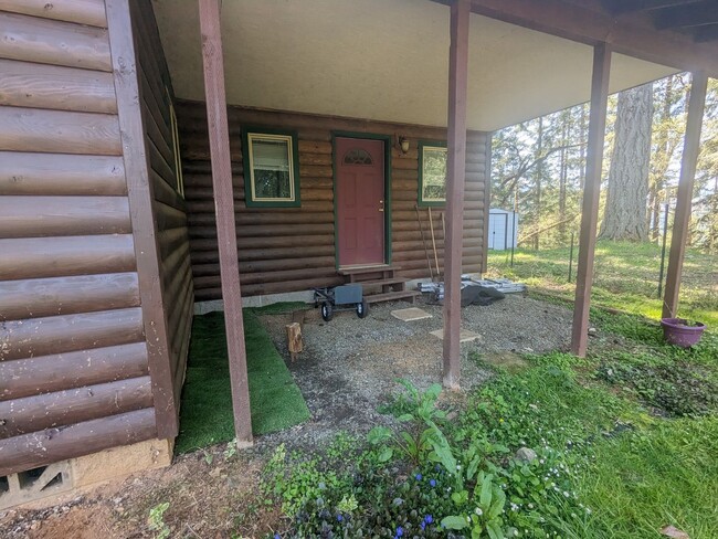 Building Photo - Two Bedroom Country Home