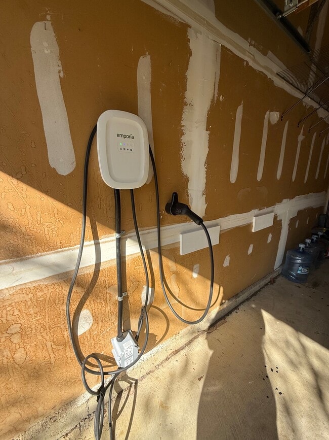 Building Photo - 2037 Woodshade Ct