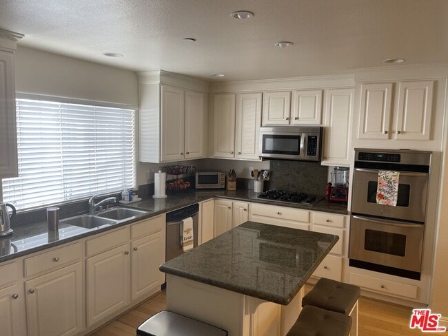 Building Photo - 717 E Olive Ave