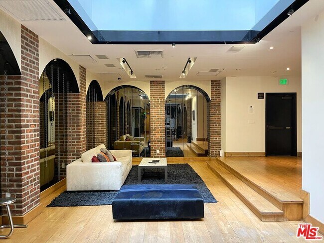 Building Photo - 460 S Spring St