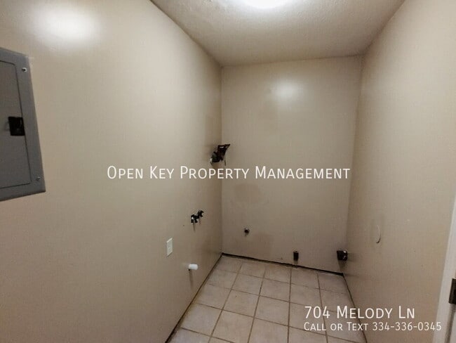 Building Photo - 704 Melody Ln