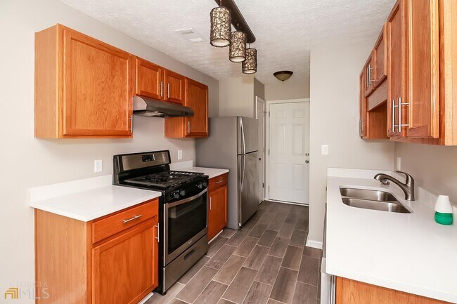 Building Photo - 2840 Lakeside Cir