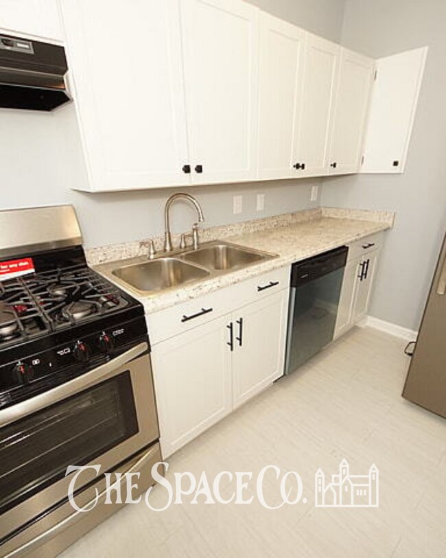 Building Photo - Charming 2-Bedroom Retreat in Vibrant Charleston  Perfect for Cozy Living!