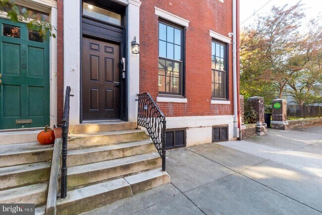 Building Photo - 212 Catharine St