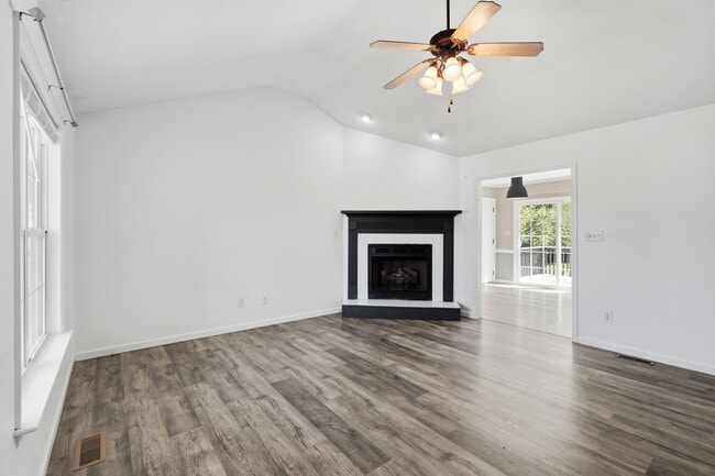Building Photo - 202 Starcrest Dr