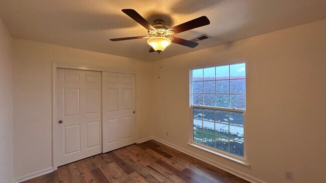 Building Photo - 14575 Avenida Central