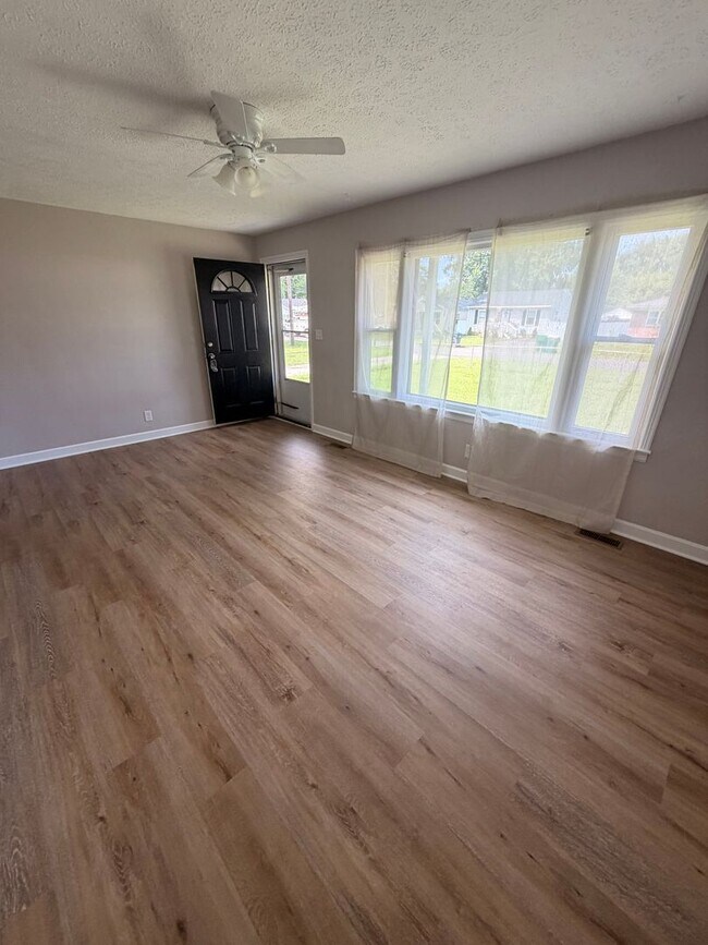 Building Photo - Gorgeous 2 bedroom/1 bath house!
