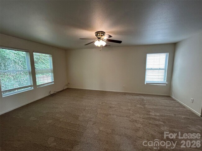 Building Photo - 3015 Meadow Knoll Dr