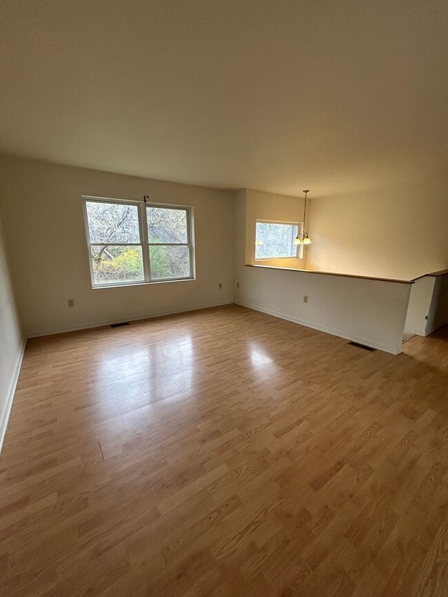 Building Photo - 3 bed, 3 bath House