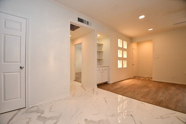 Building Photo - 720 Bering Dr