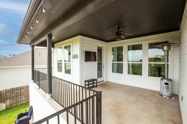 Building Photo - 829 Dayridge Dr