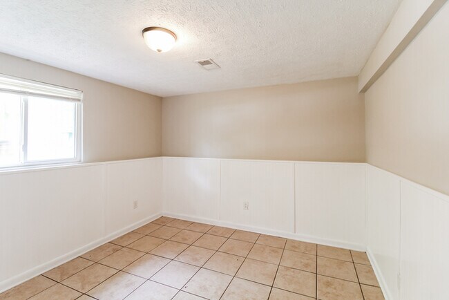 Building Photo - 2130 Scarbrough Dr