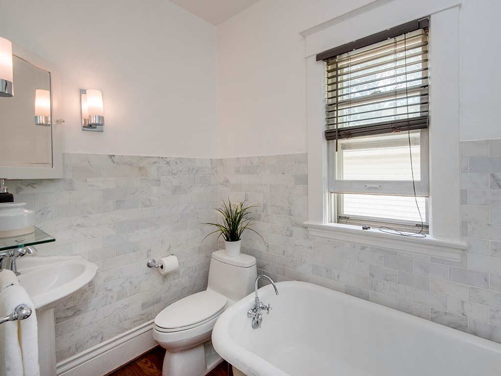 Main floor bath - 961 18th Ave SE