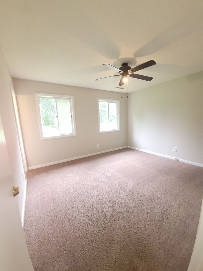Building Photo - 207 White Oak Rd