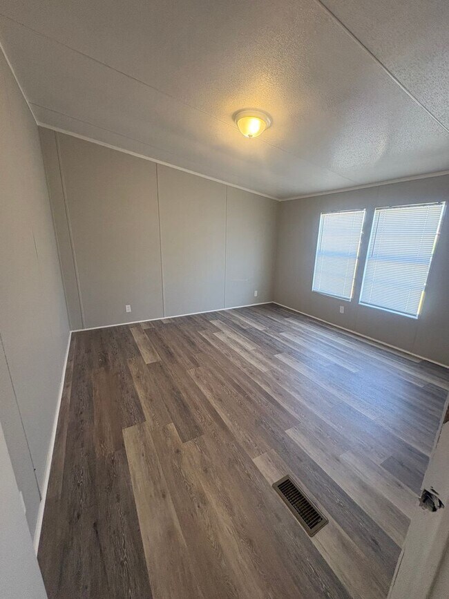 Building Photo - 4 Bed/2 Bath Mobile Home